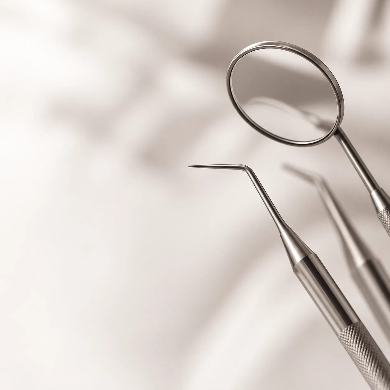 Instrumentais odontológicos cirúrgicos sobre fundo claro